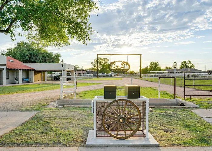 Family On > 2 Acres W/ Stables In Gilbert! Holiday home *
